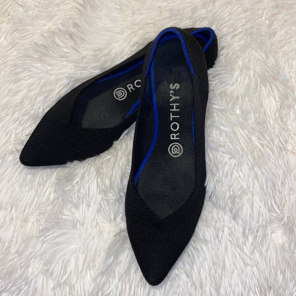 REPOSH! Needed a 1/2 size up,wore them 2x trying to love. Black Pointed Rothy’s